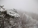 清晨的雪山雾景