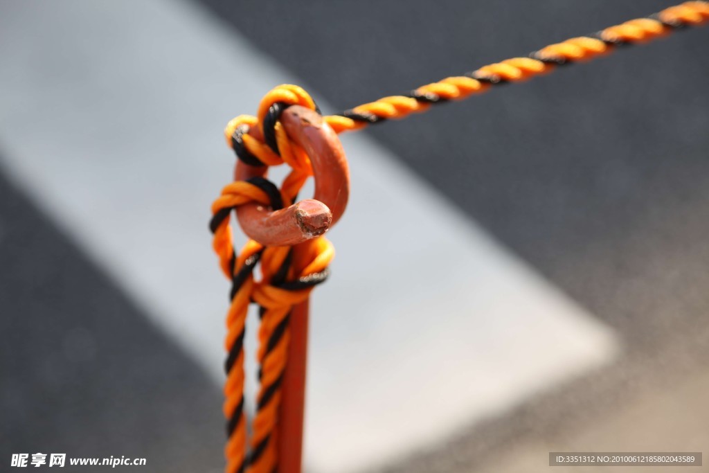 铜棒 绳子 地板