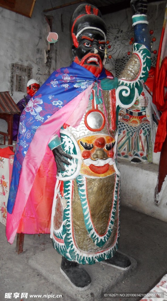 杨滋塑像