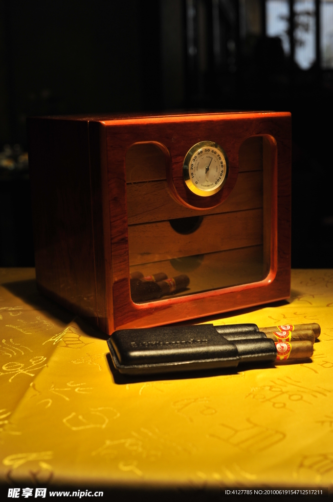 雪茄和保温盒