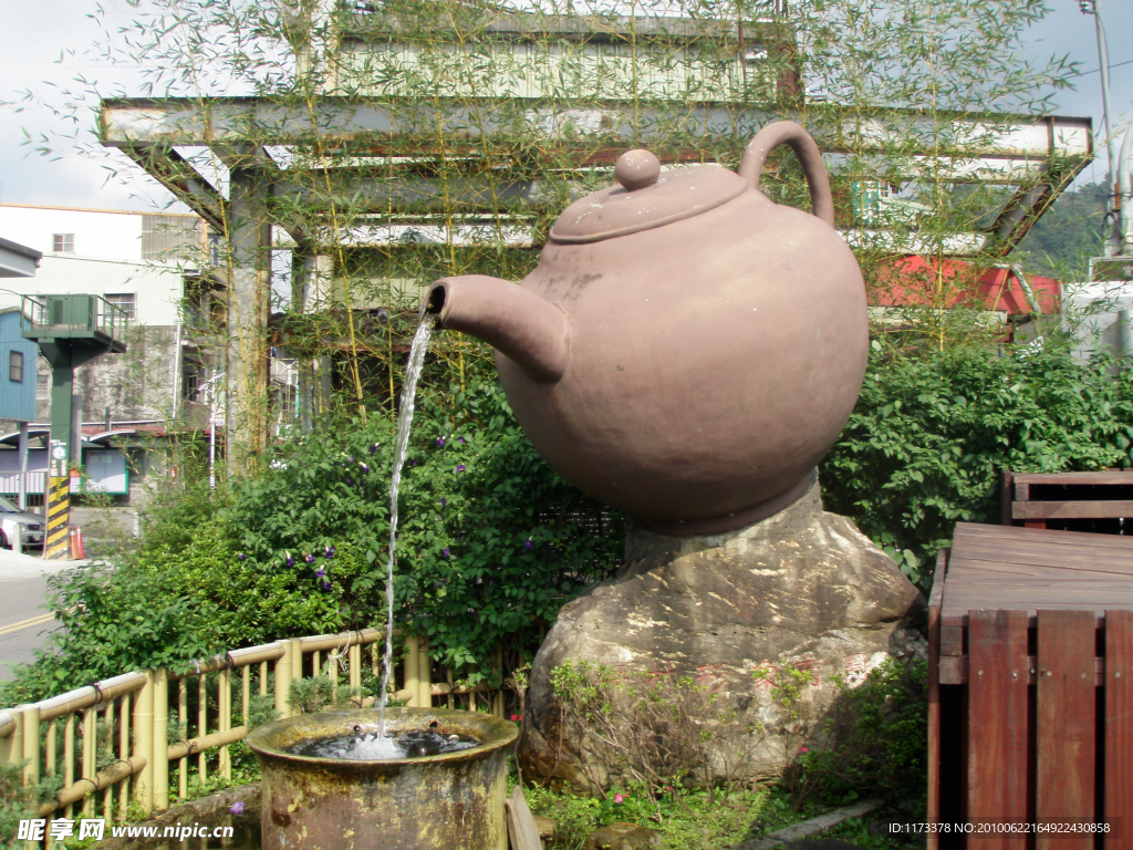 福建旅游区 流水的大型茶壶