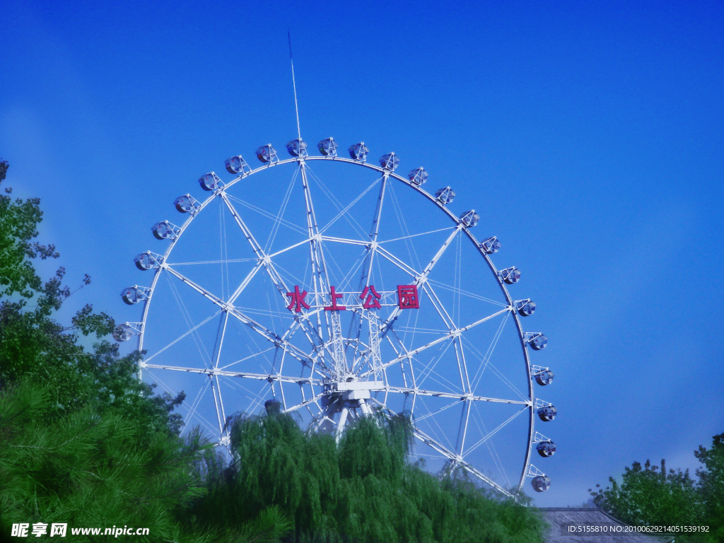 摩天轮蓝天