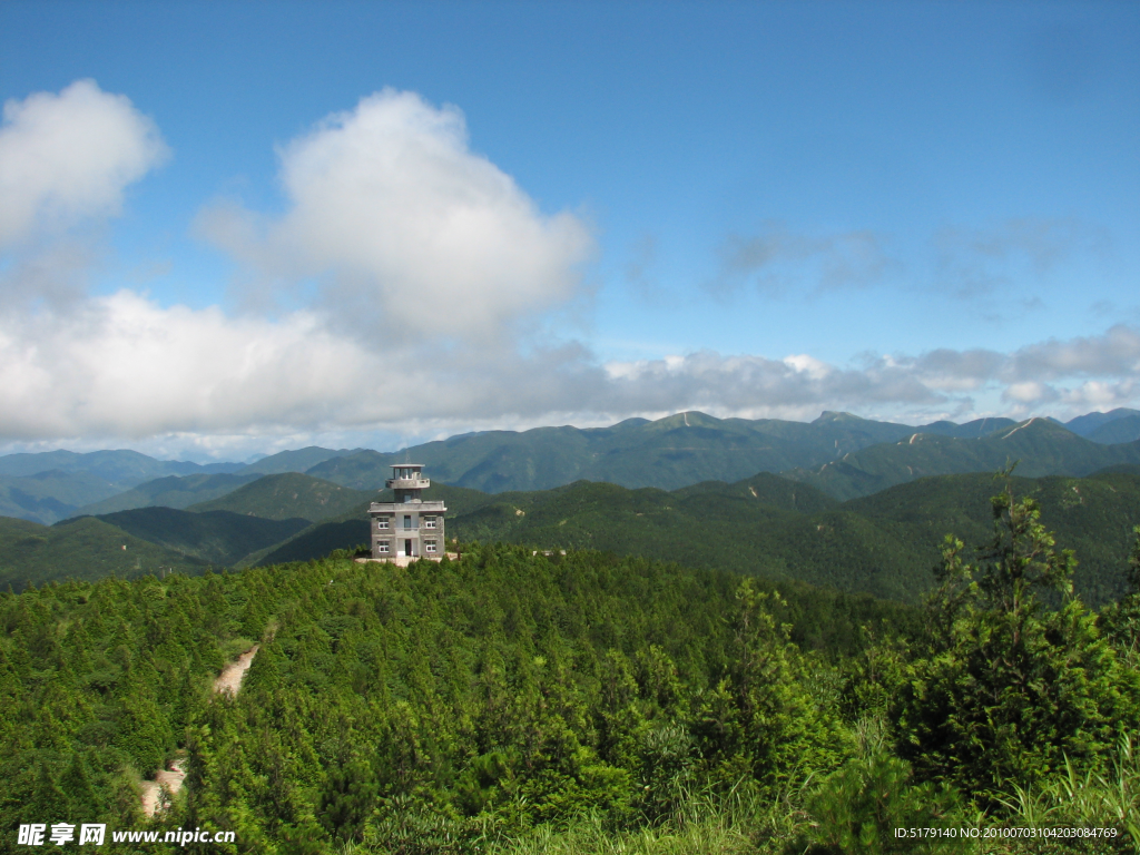 天空 白云 小屋 绿树