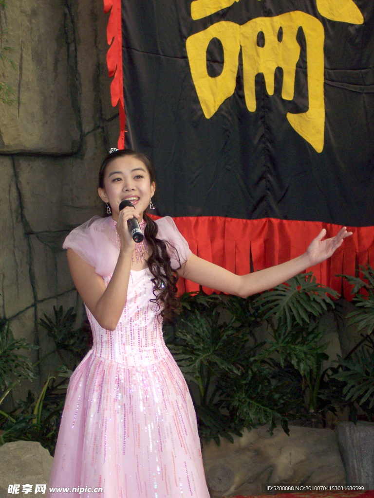 女歌手演唱