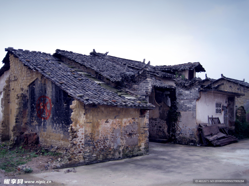 江西于都县坝脑古村，蓝天下的老屋记忆中很熟悉的样子，你记得吗
