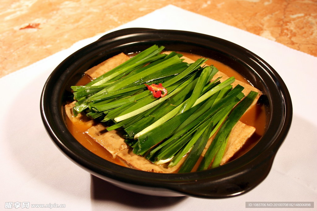 蒜苗砂锅豆腐