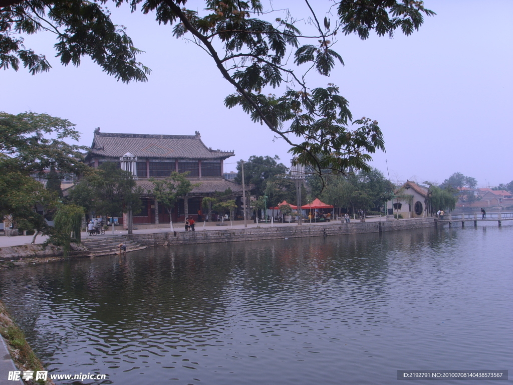人工湖