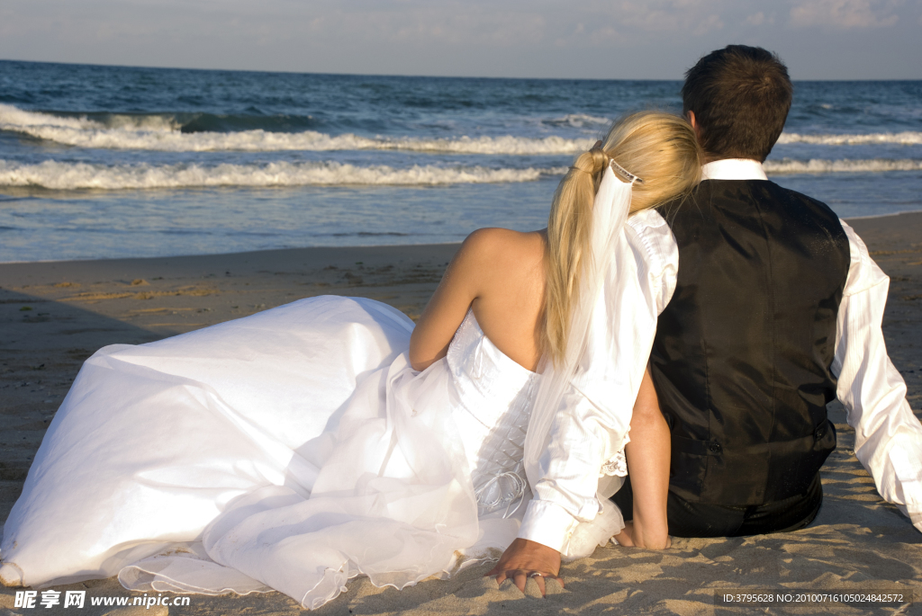 海边的新婚夫妻