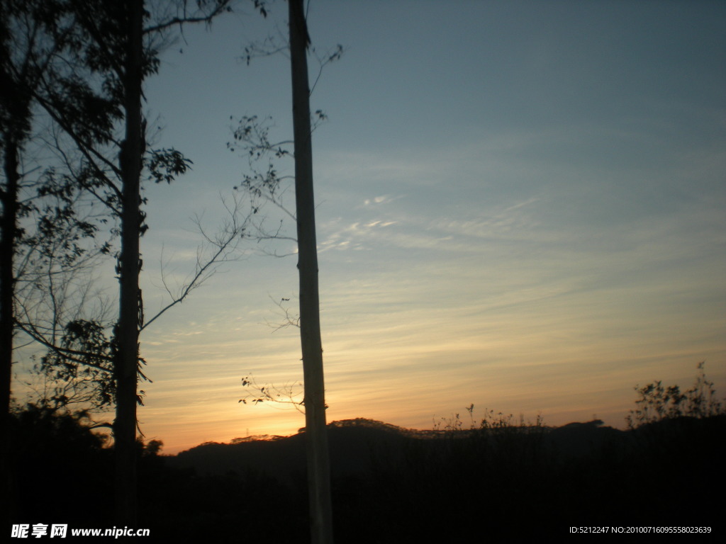 摄影图片 晚霞 夕阳红 山边的晚霞景色 日落时的景色