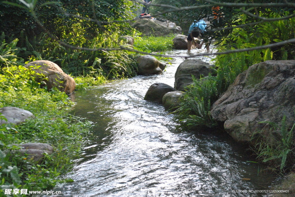 小河流水