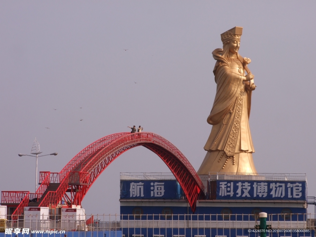 妈祖雕像与彩虹桥