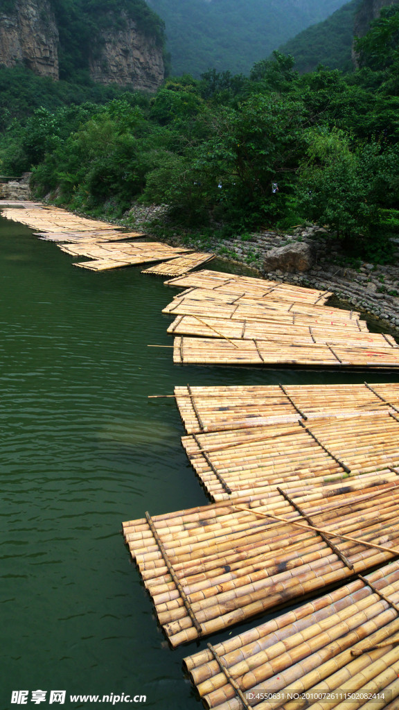 峡谷中的竹筏
