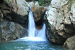 山间瀑布