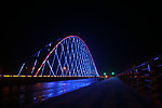 夜色中的彩虹桥