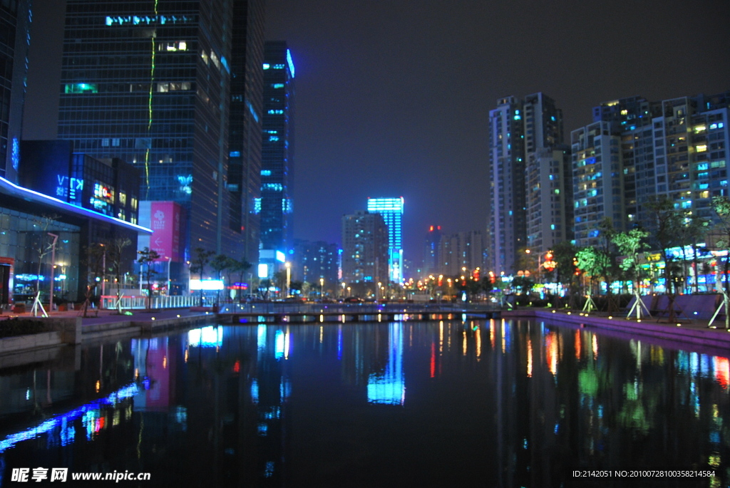 夜幕下的海岸城