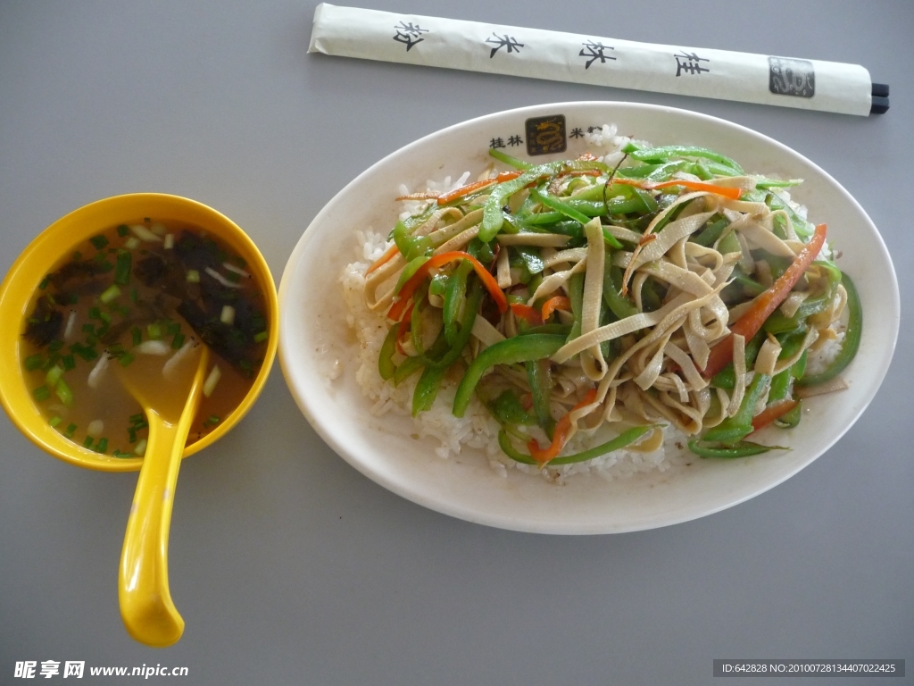 青椒豆腐丝盖浇饭