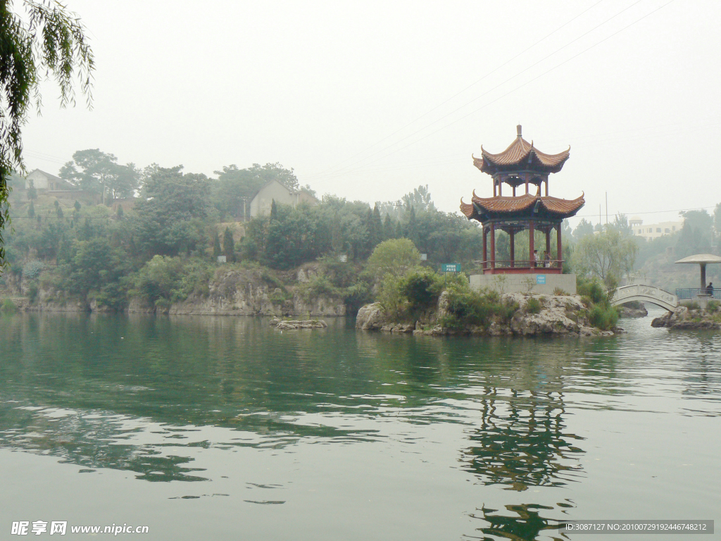 碧波倒影景观