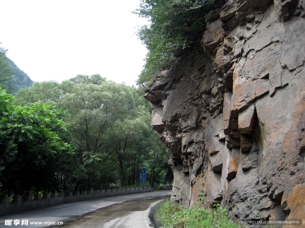 108国道北京段附近山石