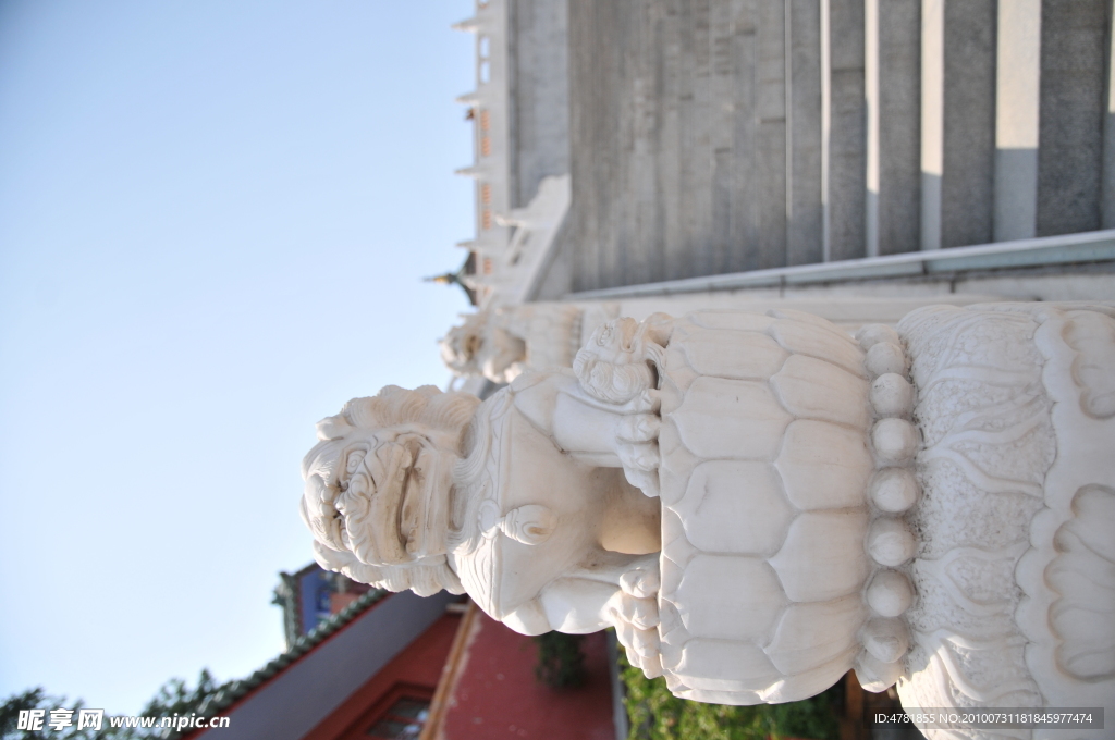 北京八大处某寺庙前栏杆上石狮