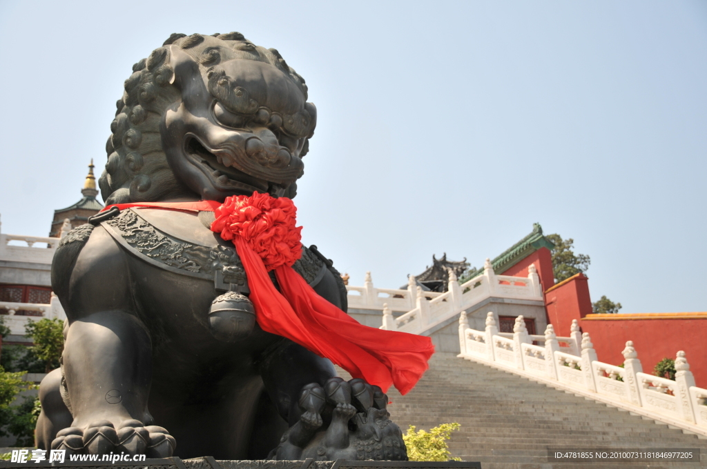 北京八大处某寺庙前石狮