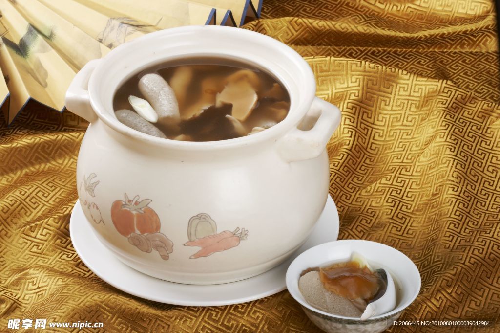 茶树菇瓦罐汤