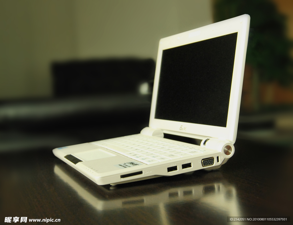 侧面的白色笔记本电脑屏幕模型插画图片素材_ID:368906078-Veer图库