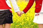 油菜花中的少女