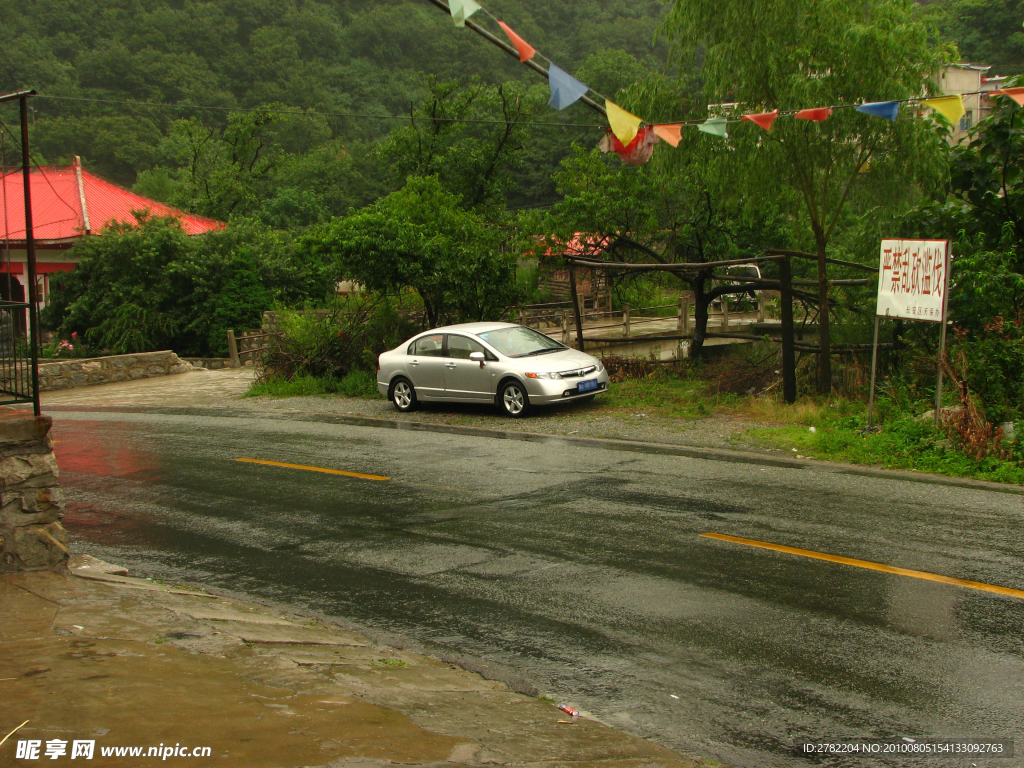 雨中的车 山上的雨景