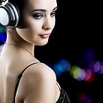 美女与音乐高清图片