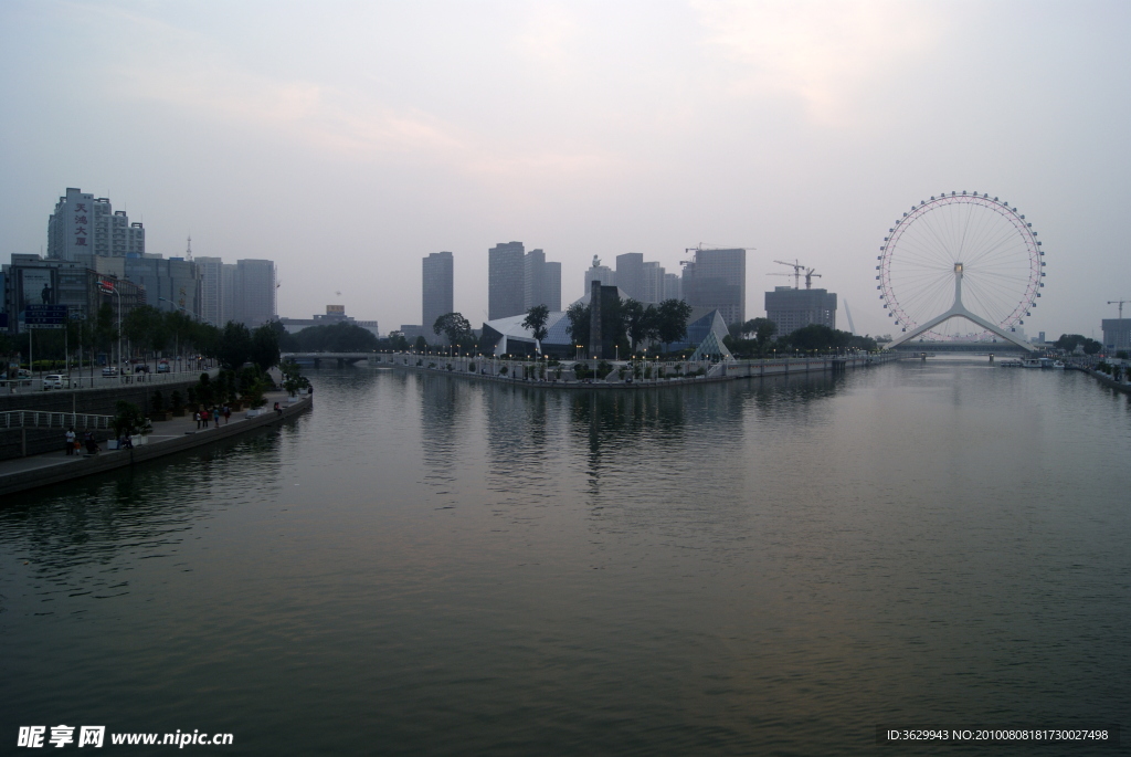 黄昏的海河三岔口