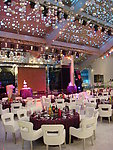 婚礼现场 桌子 椅子 花柱 紫色桌布 吊灯 满天星