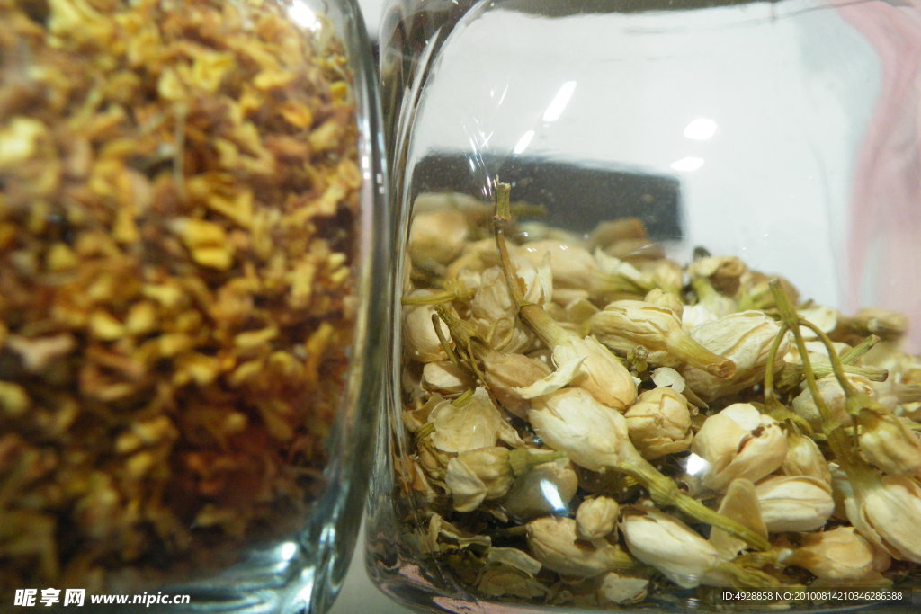 玻璃瓶里的茉莉和桂花茶