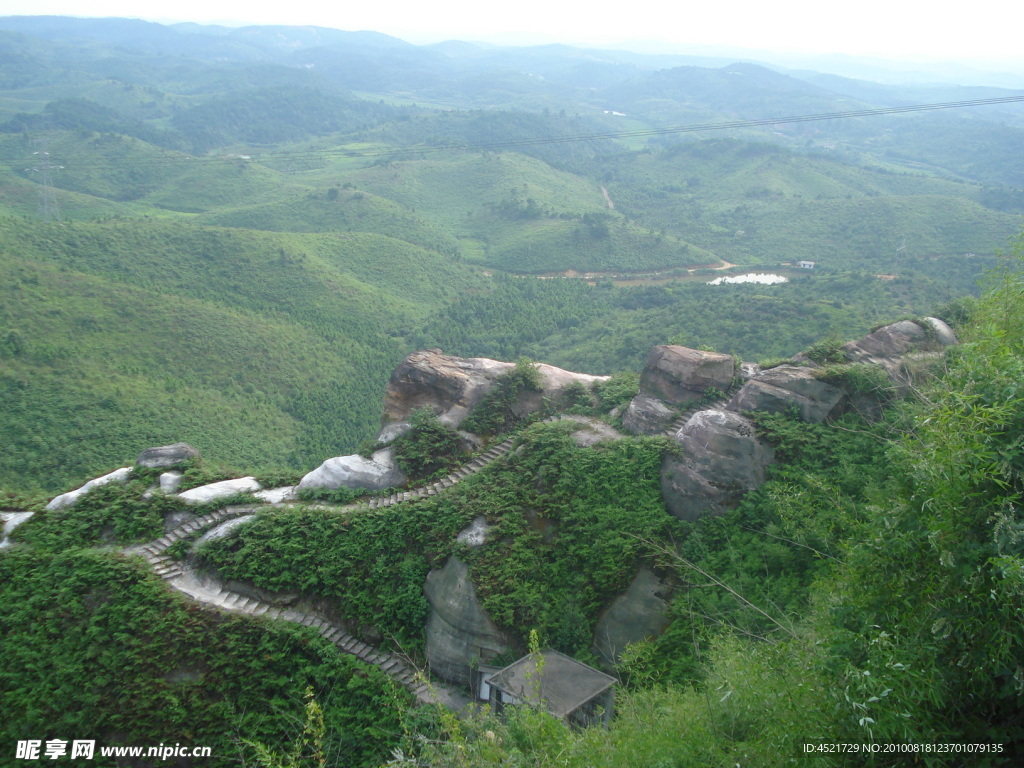 俯瞰山顶小路风景