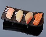 寿司盘上的仿真食物