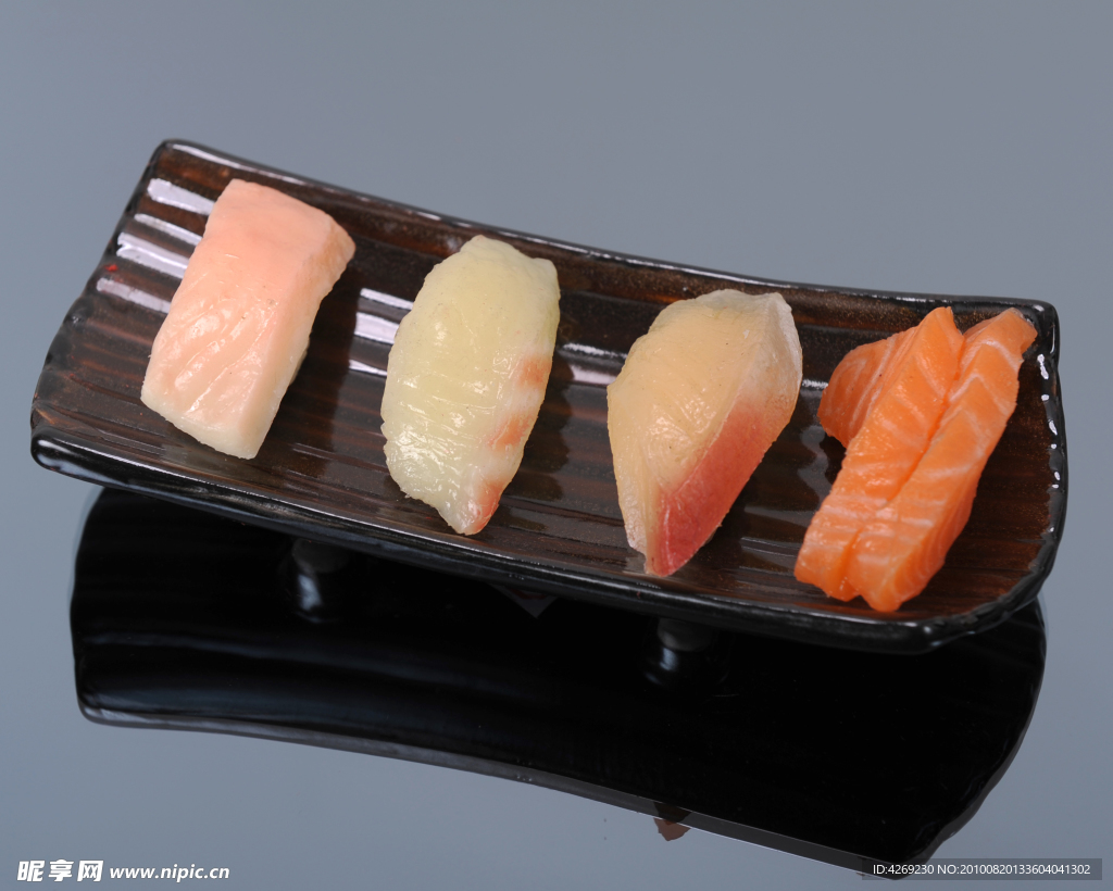 寿司盘上的仿真食物