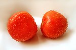 沾满水露的西红柿