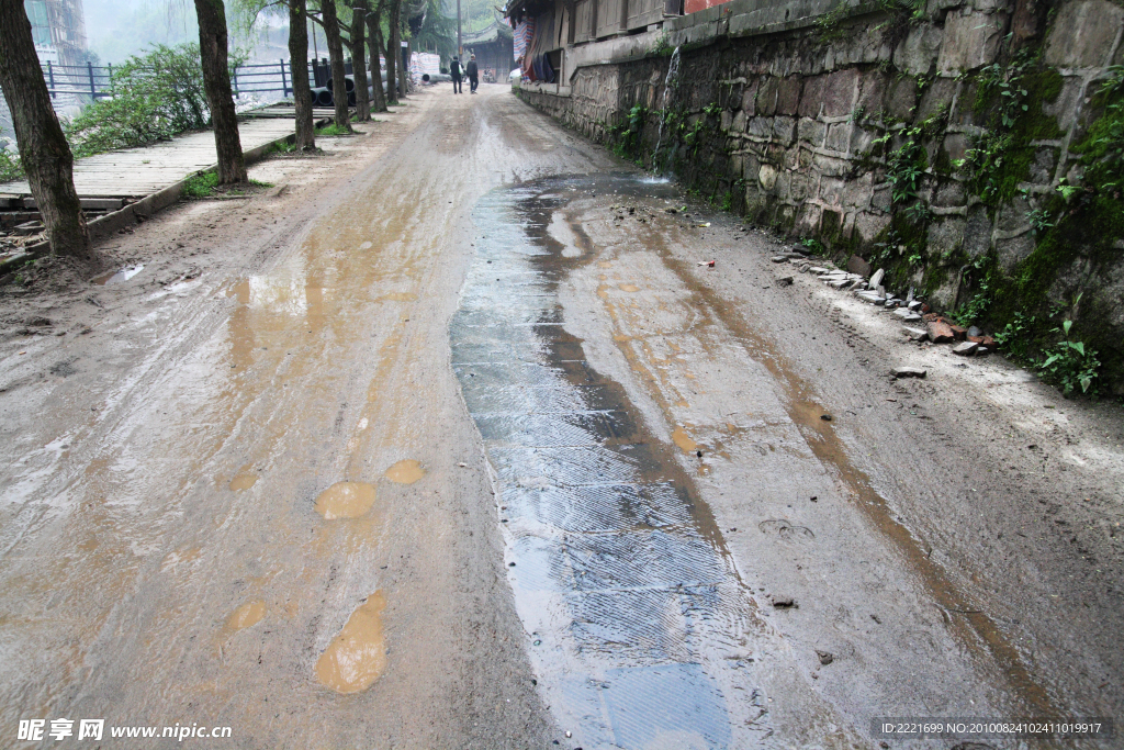 震后重建的山间路