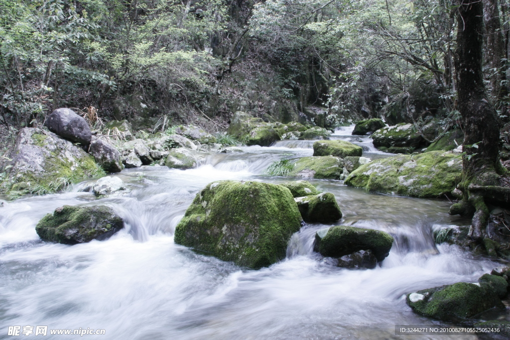 溪水