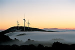 云雾缭绕中的风力发电机