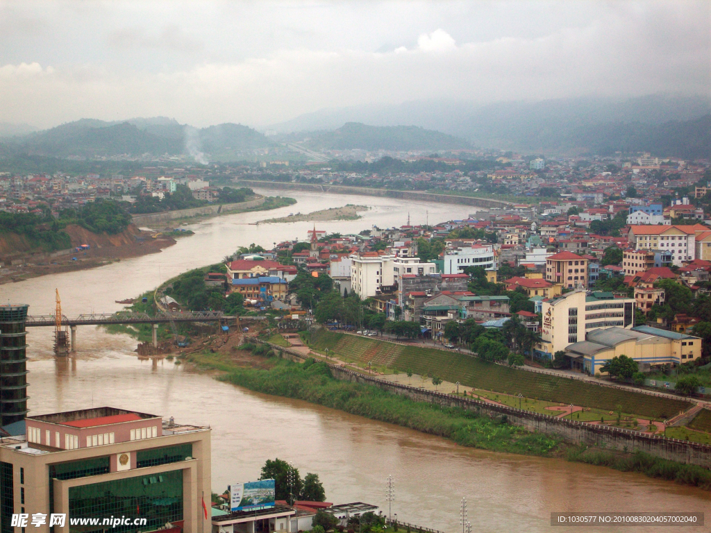 在中国边境小镇河口最高建筑物俯视越南老街与湄公河