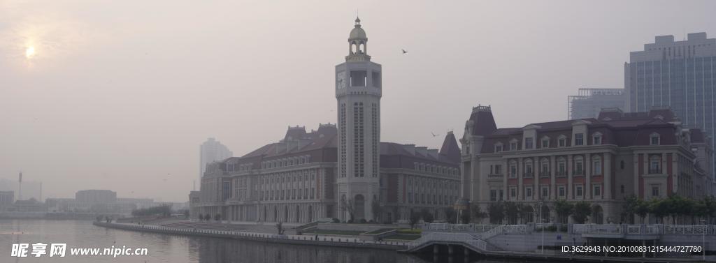 海鸥绕灯塔