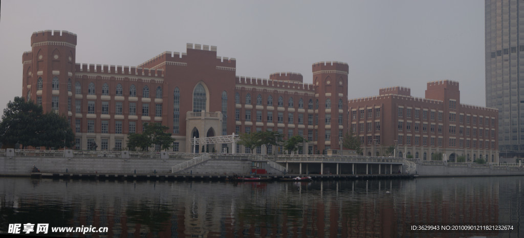 海河岸边新建筑