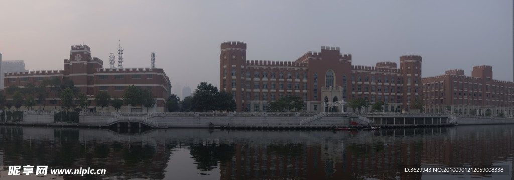 海河岸边新老建筑