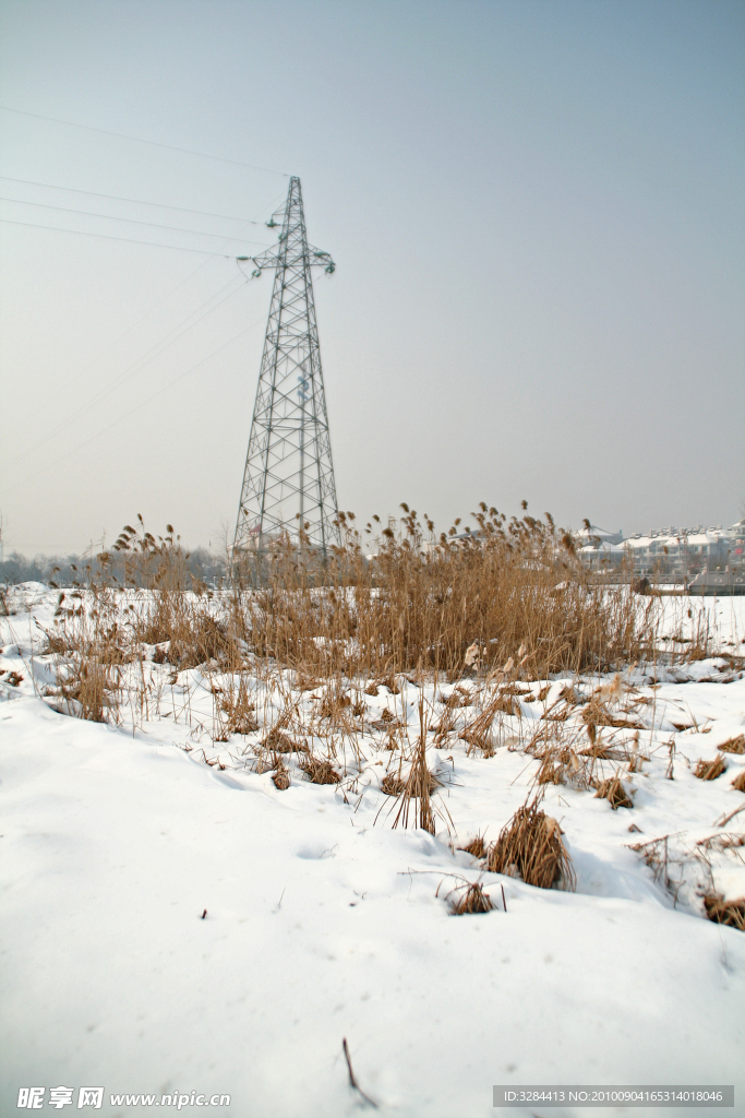 大雪中的铁塔