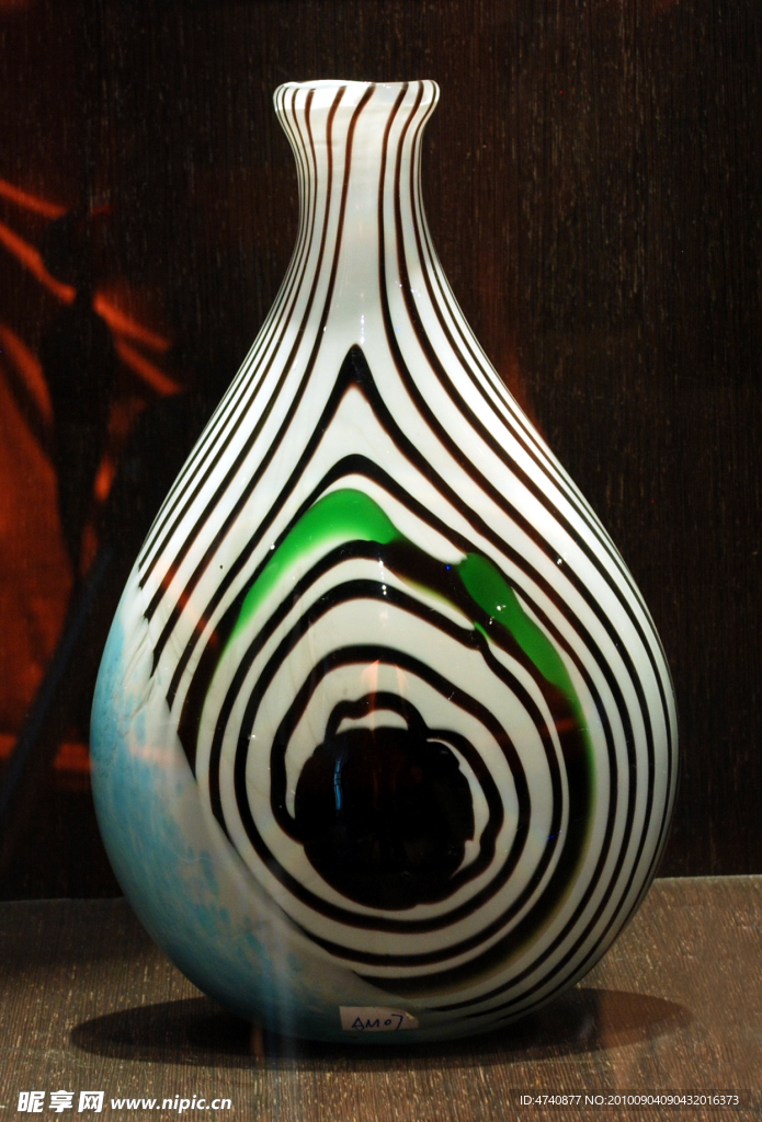 扁水滴螺旋纹花瓶