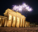 德国柏林勃兰登堡门上焰火