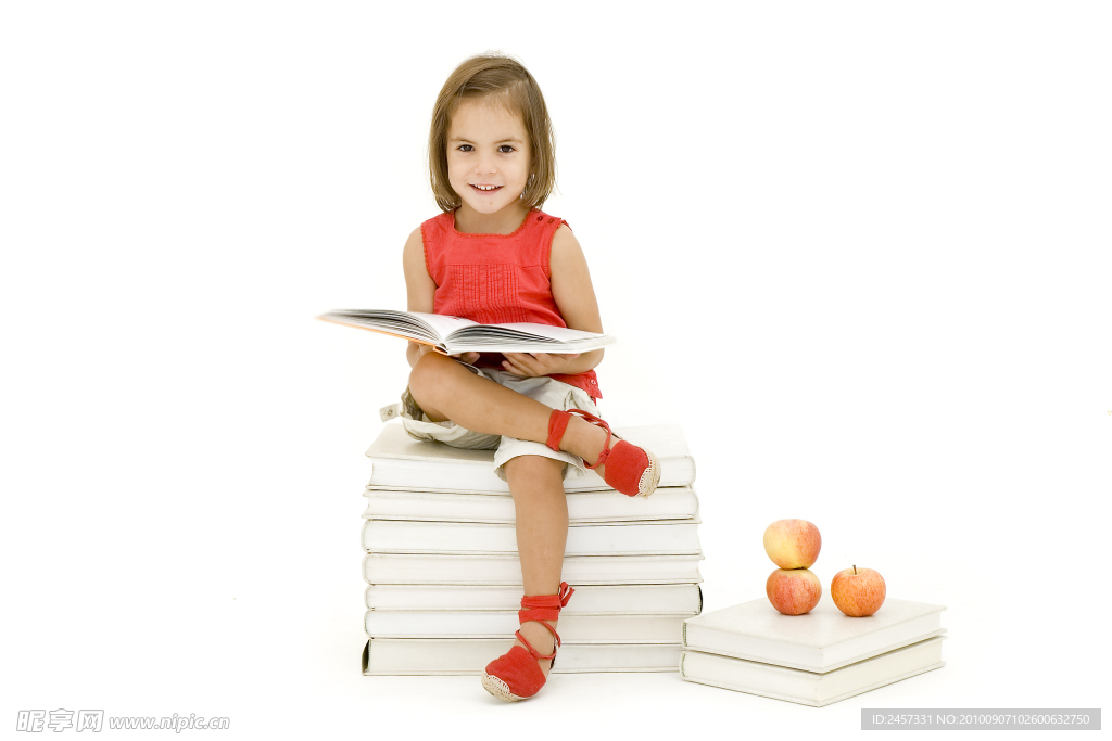 看书的小女孩 苹果 书