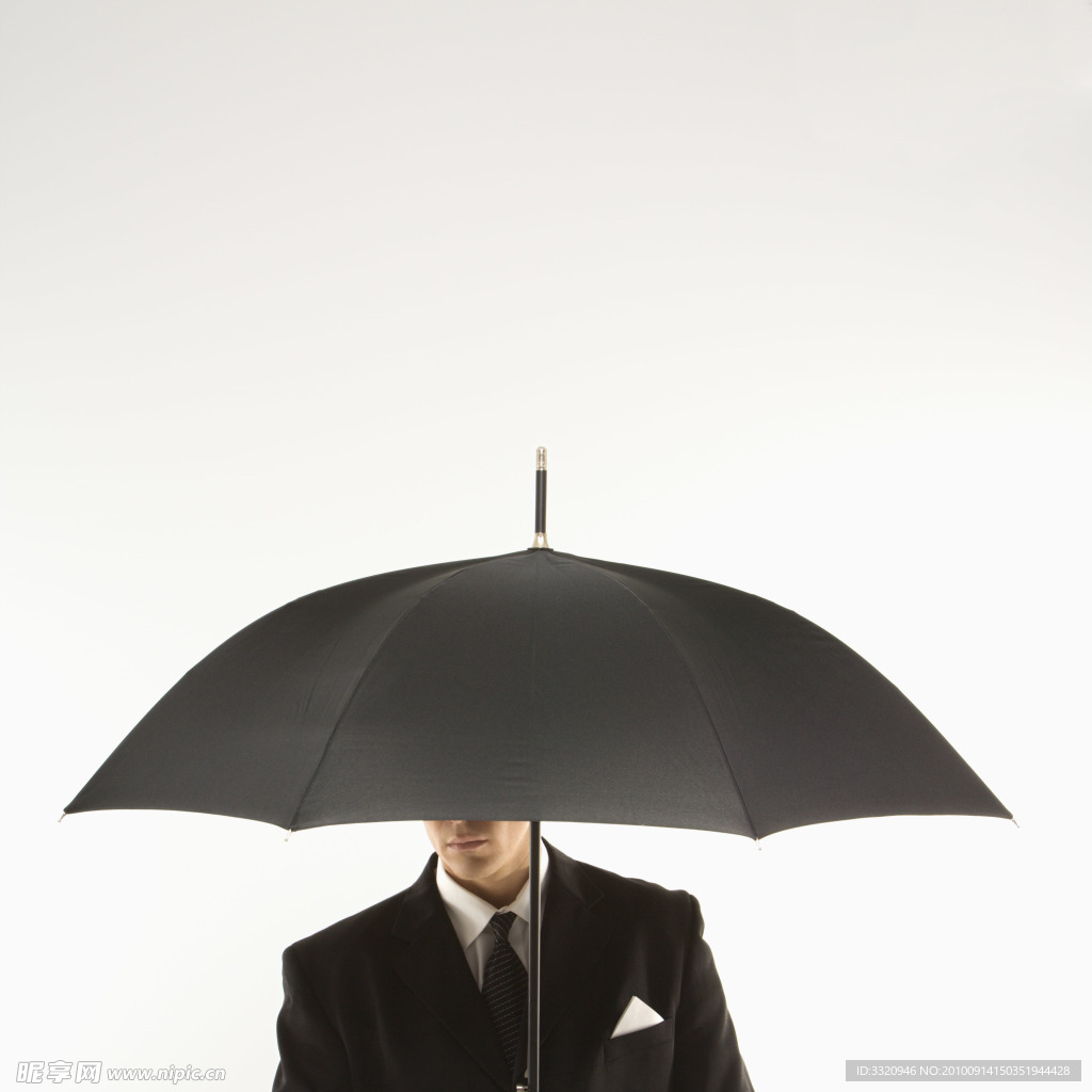 打着雨伞的男人