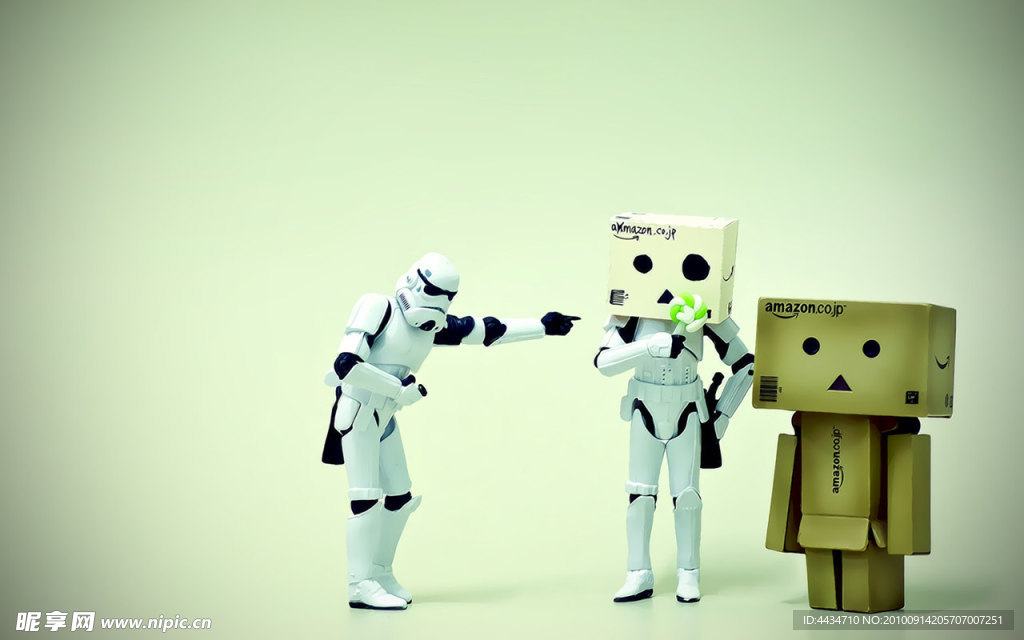 机器人与纸玩偶