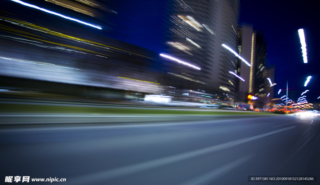城市夜晚公路